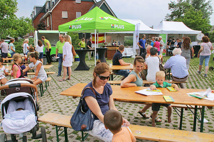 9-6-2018 - Proeverij in zomersfeer door de PLUS in Waarder_08